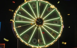 Leuchtendes Game-Show-Rad mit Neonlichtern und Konfetti im Golazzo Live Casino